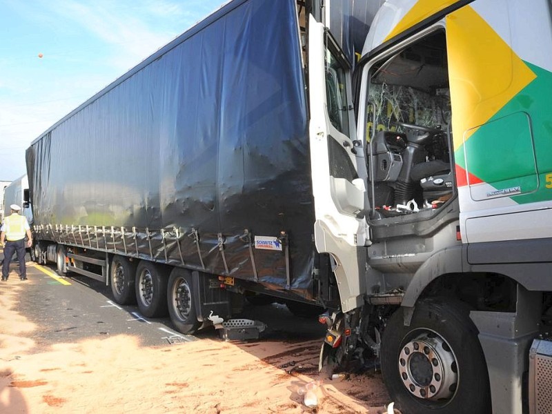 Aus noch ungeklärter Ursache kam es am heutigen Dienstagmorgen gegen 6.25 Uhr zu einem Unfall mit Beteiligung von sieben Fahrzeugen auf der A2 von Hamm in Fahrtrichtung Oberhausen.