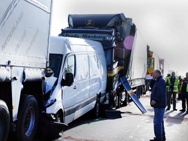 Aus noch ungeklärter Ursache kam es am heutigen Dienstagmorgen gegen 6.25 Uhr zu einem Unfall mit Beteiligung von sieben Fahrzeugen auf der A2 von Hamm in Fahrtrichtung Oberhausen.