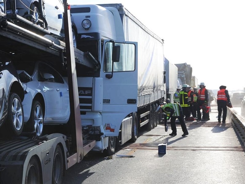 Aus noch ungeklärter Ursache kam es am heutigen Dienstagmorgen gegen 6.25 Uhr zu einem Unfall mit Beteiligung von sieben Fahrzeugen auf der A2 von Hamm in Fahrtrichtung Oberhausen.