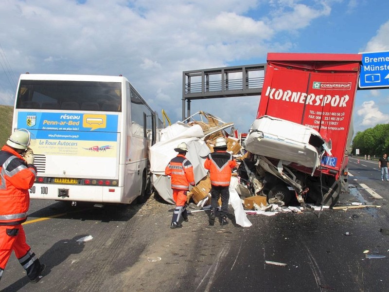 Schwerer Verkehrsunfall auf der A2: Kamen, A2 Hannover, kurz vor Kamener Kreuz (ots) - Lfd. Nr.:0569, 4. Mai 2011, 16.16 Uhr, fuhren bei Kamen auf der A 2 in  Richtung Hannover aus bisher unbekannter Ursache zwei Lkw und ein Bus aufeinander. Ersten Erkenntnissen zur Folge wurden zwei Personen eingeklemmt und mindestens eine Person schwer verletzt. Die A2 in Richtung Hannover wurde im Bereich der Unfallstelle zeitweise voll gesperrt.