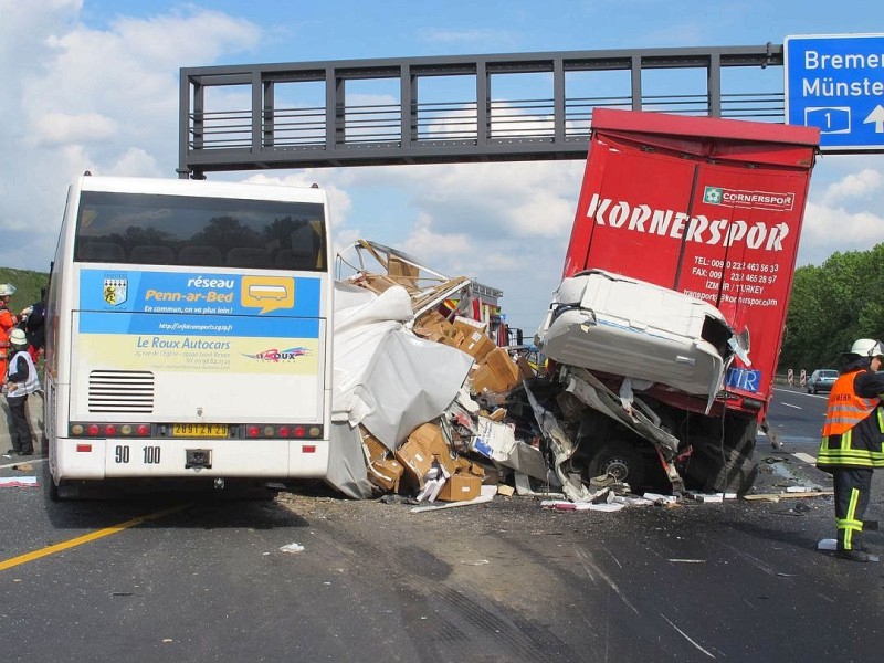 Schwerer Verkehrsunfall auf der A2: Kamen, A2 Hannover, kurz vor Kamener Kreuz (ots) - Lfd. Nr.:0569, 4. Mai 2011, 16.16 Uhr, fuhren bei Kamen auf der A 2 in  Richtung Hannover aus bisher unbekannter Ursache zwei Lkw und ein Bus aufeinander. Ersten Erkenntnissen zur Folge wurden zwei Personen eingeklemmt und mindestens eine Person schwer verletzt. Die A2 in Richtung Hannover wurde im Bereich der Unfallstelle zeitweise voll gesperrt.