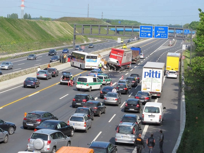 Schwerer Verkehrsunfall auf der A2: Kamen, A2 Hannover, kurz vor Kamener Kreuz (ots) - Lfd. Nr.:0569, 4. Mai 2011, 16.16 Uhr, fuhren bei Kamen auf der A 2 in  Richtung Hannover aus bisher unbekannter Ursache zwei Lkw und ein Bus aufeinander. Ersten Erkenntnissen zur Folge wurden zwei Personen eingeklemmt und mindestens eine Person schwer verletzt. Die A2 in Richtung Hannover wurde im Bereich der Unfallstelle zeitweise voll gesperrt.