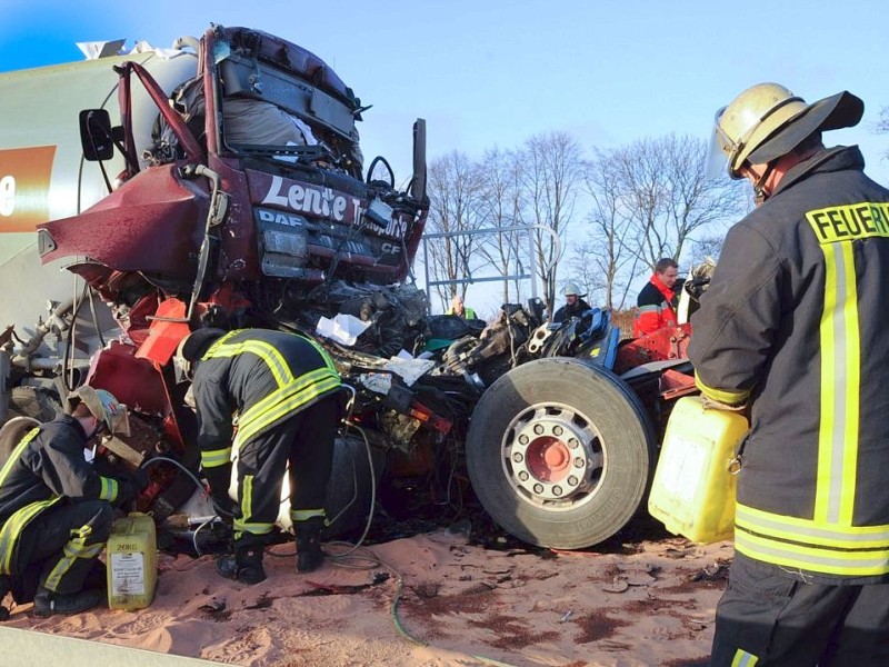 Tödlicher Unfall auf der A2 in Richtung Hannover in Höhe Altenmethler. Der Fahrer eines Silozuges fuhr auf ein Stauende auf und kam dabei zu Tode.