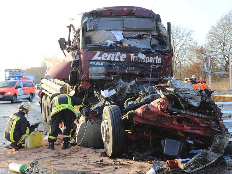 Tödlicher Unfall auf der A2 in Richtung Hannover in Höhe Altenmethler. Der Fahrer eines Silozuges fuhr auf ein Stauende auf und kam dabei zu Tode.