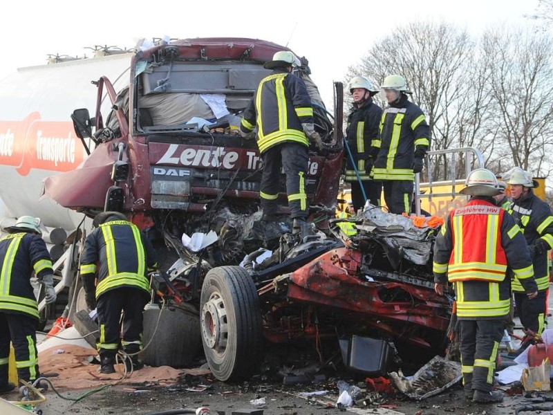 Tödlicher Unfall auf der A2 in Richtung Hannover in Höhe Altenmethler. Der Fahrer eines Silozuges fuhr auf ein Stauende auf und kam dabei zu Tode.