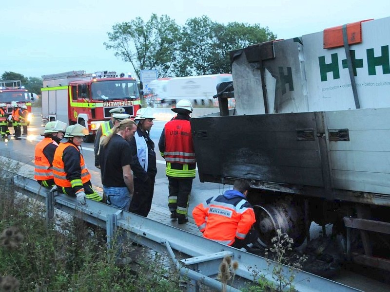 Glück im Unglück hatte ein 53 - jähriger Lüner Dienstagabend auf der Autobahn A2 Richtung Oberhausen. Kurz vor dem Kamener Kreuz wurde der Mann von einem anderen Lkw-Fahrer darauf aufmerksam gemacht, dass ein Reifen seines Lkw-Anhängers qualme. Sofort fuhr der Lünener auf dem Seitenstreifen  der Autobahn und kuppelte seinen mit Porenbetonsteinen beladenen Anhänger ab. Wenige Minuten später fing der zuvpor geplatzte hintere rechte Reifen Feuer. Die schnell alarmierte Feuerwehr konnte den Brand zügig löschen. Der Lkw-Fahrer blieb unverletzt. Am Anhänger  entstand nach Polizeiangaben ein Schaden von ungefähr 10000 Euro. 