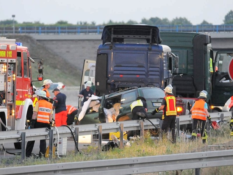 Unfall mit einem PKW und zwei LKW-Zugmaschinen auf der A2 in Fahrtrichtung Oberhausen im Bereich des Kamener Kreuzes, drei Tote zwei schwer Verletzte.