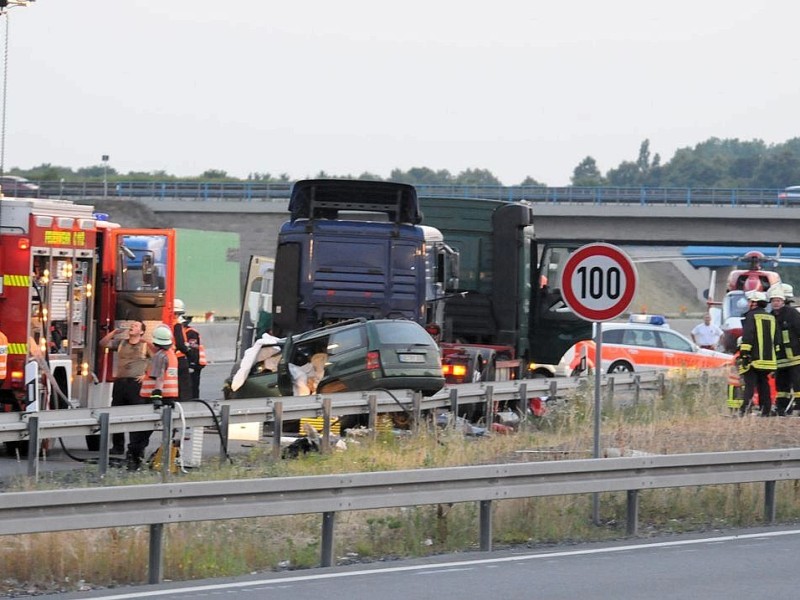 Unfall mit einem PKW und zwei LKW-Zugmaschinen auf der A2 in Fahrtrichtung Oberhausen im Bereich des Kamener Kreuzes, drei Tote zwei schwer Verletzte.