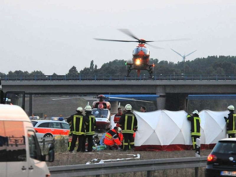 Unfall mit einem PKW und zwei LKW-Zugmaschinen auf der A2 in Fahrtrichtung Oberhausen im Bereich des Kamener Kreuzes, drei Tote zwei schwer Verletzte.