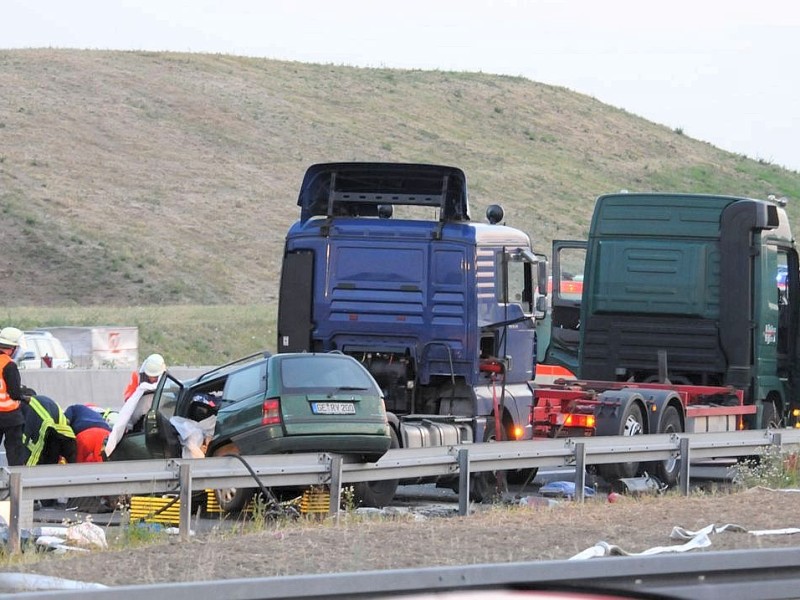 Unfall mit einem PKW und zwei LKW-Zugmaschinen auf der A2 in Fahrtrichtung Oberhausen im Bereich des Kamener Kreuzes, drei Tote zwei schwer Verletzte.