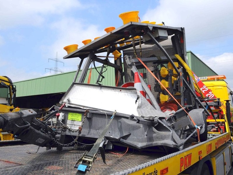 Kamen Ein Fahrzeug der Autobahnmeisterei wurde bei einem Unfall auf der A2 zerstört.