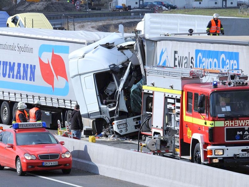 2. März 2010: Ein Mann wurde gestern bei einem Unfall am Kamener Kreuz auf der A2 in Richtung Hannover getötet. Nach ersten Erkenntnissen fuhren um zirka 13.25 drei Sattelzüge auf ein Stauende auf. Der Fahrer des letzten Lkw wurde in seinem Führerhaus eingeklemmt und erlitt dabei tödliche Verletzungen.  Der Verkehr wurde im Bereich der Unfallstelle durch die Polizei abgeleitet. Die A2 Dortmund Richtung Hannover zwischen den Anschlussstellen Kamen/Bergkamen und Bönen wurde für mehrere Stunden gesperrt.