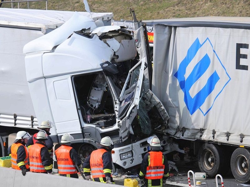 2. März 2010: Ein Mann wurde gestern bei einem Unfall am Kamener Kreuz auf der A2 in Richtung Hannover getötet. Nach ersten Erkenntnissen fuhren um zirka 13.25 drei Sattelzüge auf ein Stauende auf. Der Fahrer des letzten Lkw wurde in seinem Führerhaus eingeklemmt und erlitt dabei tödliche Verletzungen.  Der Verkehr wurde im Bereich der Unfallstelle durch die Polizei abgeleitet. Die A2 Dortmund Richtung Hannover zwischen den Anschlussstellen Kamen/Bergkamen und Bönen wurde für mehrere Stunden gesperrt.