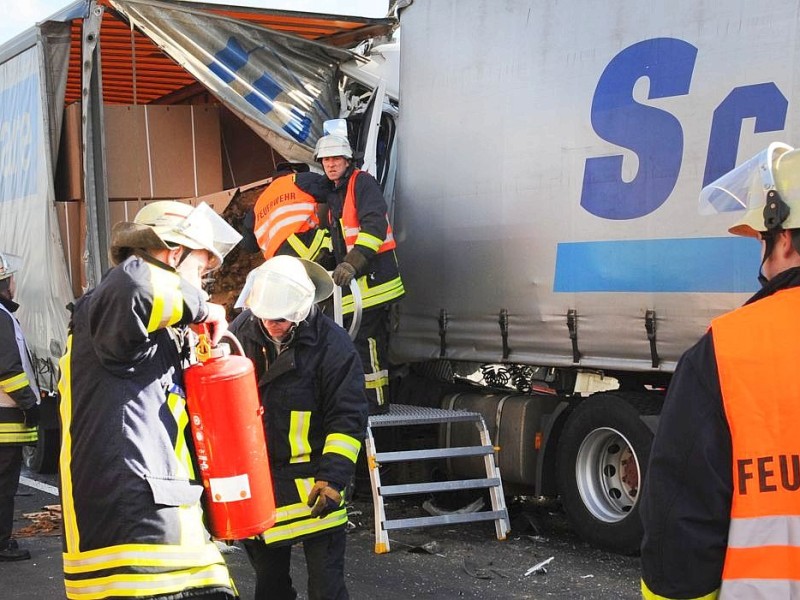 2. März 2010: Ein Mann wurde gestern bei einem Unfall am Kamener Kreuz auf der A2 in Richtung Hannover getötet. Nach ersten Erkenntnissen fuhren um zirka 13.25 drei Sattelzüge auf ein Stauende auf. Der Fahrer des letzten Lkw wurde in seinem Führerhaus eingeklemmt und erlitt dabei tödliche Verletzungen.  Der Verkehr wurde im Bereich der Unfallstelle durch die Polizei abgeleitet. Die A2 Dortmund Richtung Hannover zwischen den Anschlussstellen Kamen/Bergkamen und Bönen wurde für mehrere Stunden gesperrt.