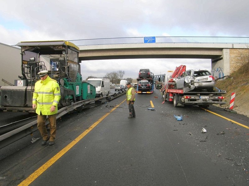 Unfall auf der A2 in Richtung Oberhausen. In Höhe der Brücke Feldstraße fuhr ein Autotransporter auf ein Stauende auf und touchierte außerdem eine Teermaschiene.