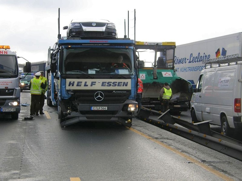 Unfall auf der A2 in Richtung Oberhausen. In Höhe der Brücke Feldstraße fuhr ein Autotransporter auf ein Stauende auf und touchierte außerdem eine Teermaschiene.