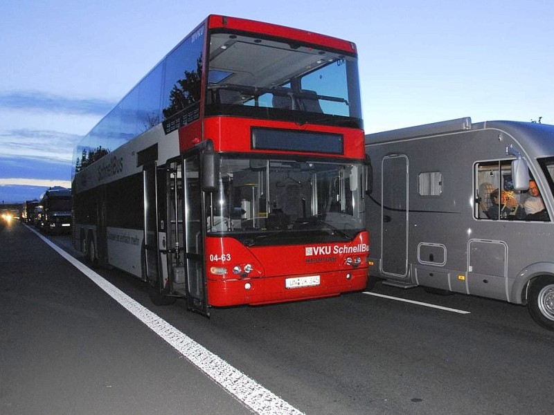 Tödlicher Unfall auf derA2 in Richtung Hannover zwischen Lanstrop und Kamen/Bergkamen. Auch der VKU Schnellbus saß für Stunden fest.