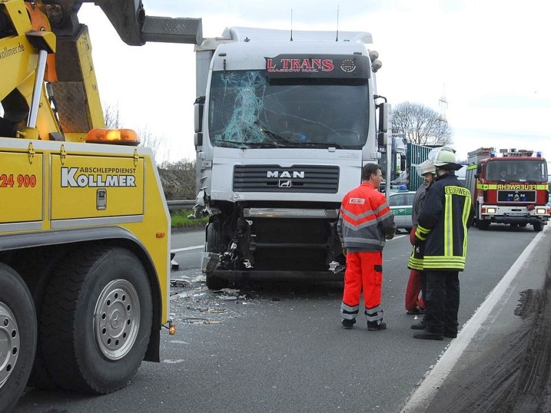 Drei Sattelzüge waren verwickelt in den Unfall auf der A2 in Fahrtrichtung Hannover ausgangs des Kamener Kreuzes am 3. April gegen 15.30 Uhr.