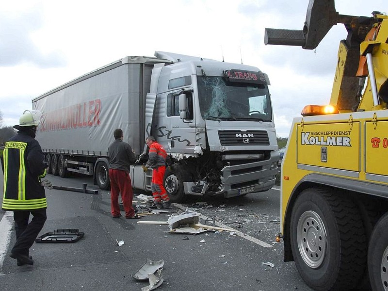 Drei Sattelzüge waren verwickelt in den Unfall auf der A2 in Fahrtrichtung Hannover ausgangs des Kamener Kreuzes am 3. April gegen 15.30 Uhr.