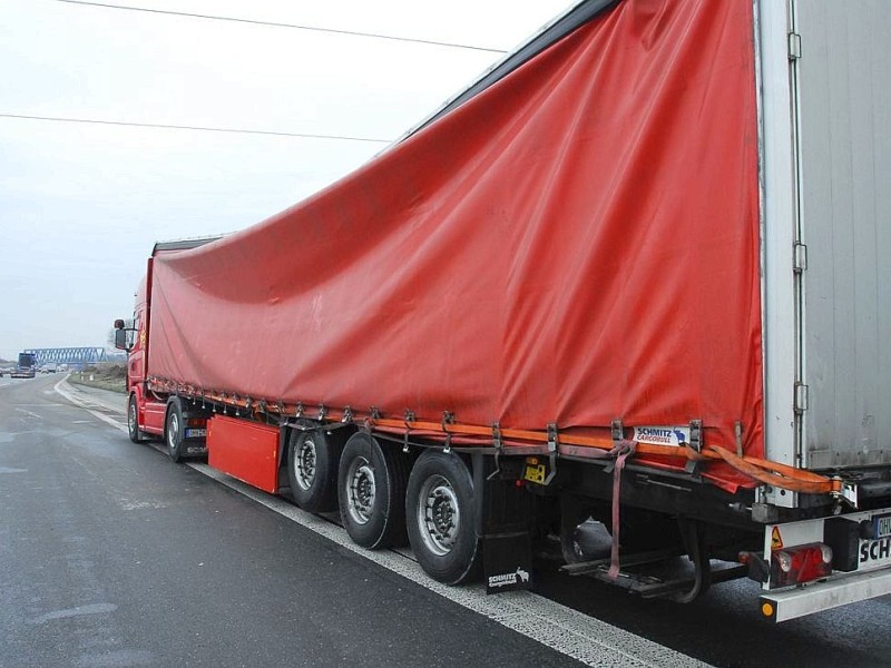 Biertransporter verunglückt im Kamener Kreuz (Tangente Fahrtrichtung Hannover). Von 500 geladenen Kisten Bier sind 200 herausgefallen und größtenteils zu Bruch gegangen.