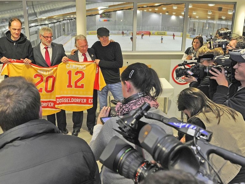 Bei einer PK am Montag den16.01.2012 präsentieren die Toten Hosen die Bekenner und Retter Pakete zur Unterstüzung der in finanzielle Schieflage geratenen DEG.Die Trikots mit der Aufschrift " alles aus Liebe " sind spätestens zum Krefeld - Derby am 3.02.2012 zu kaufen. Foto: Kai Kitschenberg / WAZ FotoPool