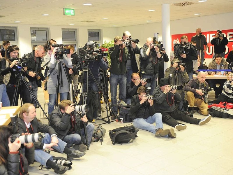 Bei einer PK am Montag den16.01.2012 präsentieren die Toten Hosen die Bekenner und Retter Pakete zur Unterstüzung der in finanzielle Schieflage geratenen DEG.Die Trikots mit der Aufschrift " alles aus Liebe " sind spätestens zum Krefeld - Derby am 3.02.2012 zu kaufen. Foto: Kai Kitschenberg / WAZ FotoPool