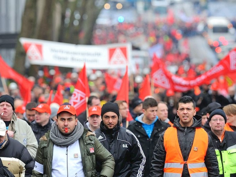 Tausende Mitarbeiter von ThyssenKrupp Nirosta demonstrierten am Freitag, 27. Januar 2012 in Bochum für den Erhalt ihrer Arbeitsplätze. Nach Angaben der IG Metall könnte das Werk an Outokumpu verkauft werden.  Foto: Ingo Otto / WAZ FotoPool