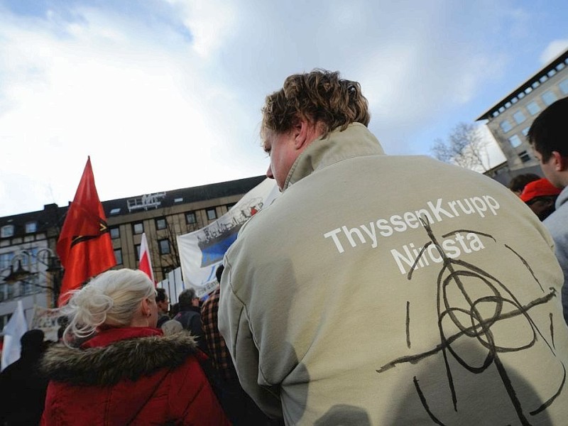 Tausende Mitarbeiter von ThyssenKrupp Nirosta demonstrierten am Freitag, 27. Januar 2012 in Bochum für den Erhalt ihrer Arbeitsplätze. Nach Angaben der IG Metall könnte das Werk an Outokumpu verkauft werden.  Foto: Ingo Otto / WAZ FotoPool