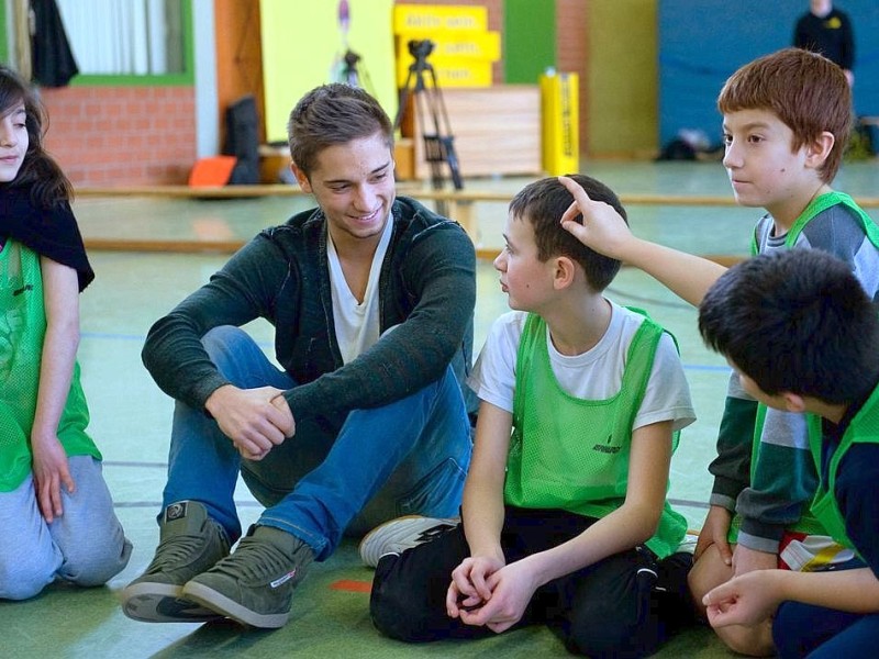 Große Klasse - Das Grundschulprojekt von Borussia Dortmund zu Gast in der Diesterweg Grundschule am 1.2.2012. Stargast ist BVB Spieler Moritz Leitner.Foto: Knut Vahlensieck