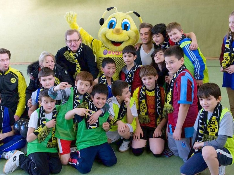 Große Klasse - Das Grundschulprojekt von Borussia Dortmund zu Gast in der Diesterweg Grundschule am 1.2.2012. Stargast ist BVB Spieler Moritz Leitner.Foto: Knut Vahlensieck