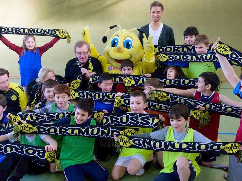 Große Klasse - Das Grundschulprojekt von Borussia Dortmund zu Gast in der Diesterweg Grundschule am 1.2.2012. Stargast ist BVB Spieler Moritz Leitner.Foto: Knut Vahlensieck