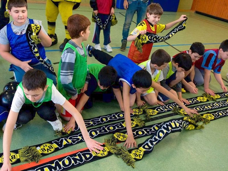 Große Klasse - Das Grundschulprojekt von Borussia Dortmund zu Gast in der Diesterweg Grundschule am 1.2.2012. Stargast ist BVB Spieler Moritz Leitner.Foto: Knut Vahlensieck