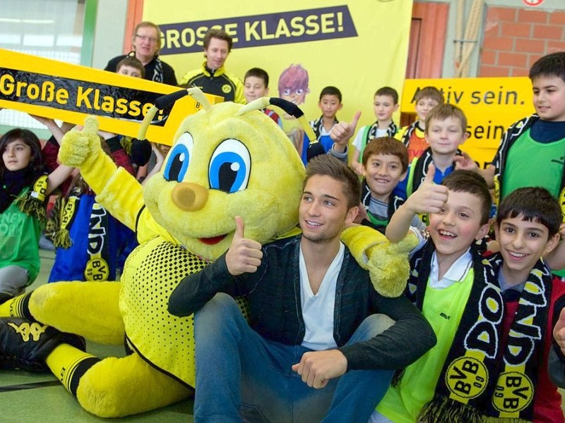 Große Klasse - Das Grundschulprojekt von Borussia Dortmund zu Gast in der Diesterweg Grundschule am 1.2.2012. Stargast ist BVB Spieler Moritz Leitner.Foto: Knut Vahlensieck