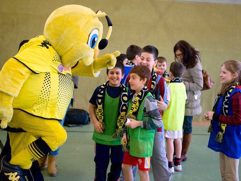 Große Klasse - Das Grundschulprojekt von Borussia Dortmund zu Gast in der Diesterweg Grundschule am 1.2.2012. Stargast ist BVB Spieler Moritz Leitner.Foto: Knut Vahlensieck