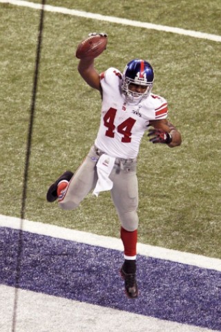 New York Giants running back Ahmad Bradshaw celebrates the winning touchdown during the NFL Super Bowl XLVI football game between the New England Patriots and the New York Giants in Indianapolis, Indiana, February 5, 2012. REUTERS/John Sommers Ii (UNITED STATES  - Tags: SPORT FOOTBALL)