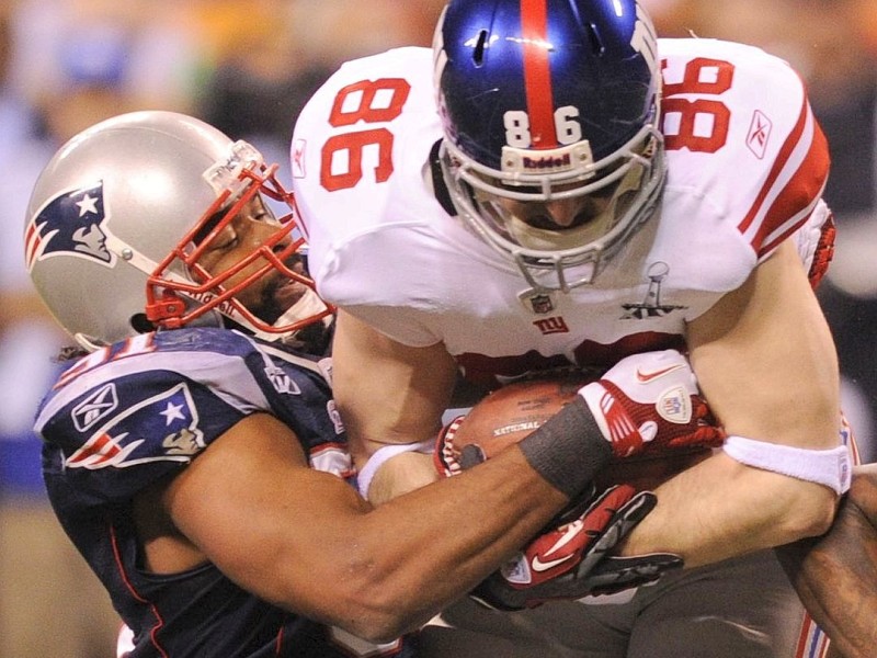 Bear Pascoe (R) of the New York Giants is defended by Jerod Mayo (L) of the New England Patriots in the second half during Super Bowl XLVI on February 5, 2012 at Lucas Oil Stadium in Indianapolis, Indiana. AFP PHOTO / TIMOTHY A. CLARYChasev