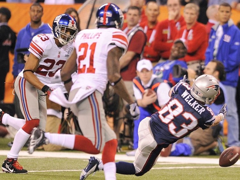 New England Patriots Wes Welker drops a ball in the 4th quater against the New York Ginats during the NFL Super Bowl XLVI game February 5, 2012 at Lucas Oil Stadium in Indianapolis, Indiana.    AFP PHOTO / TIMOTHY A. CLARY