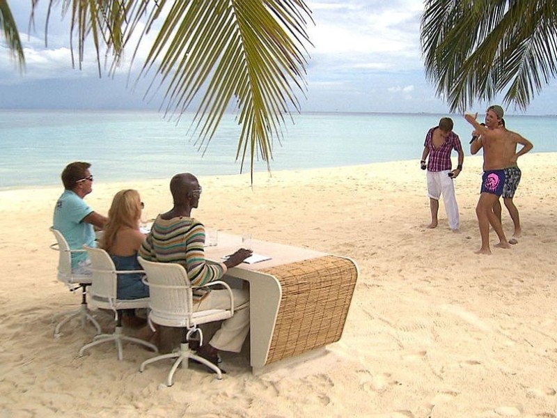 V.li.: Dieter Bohlen, Natalie Horler und Bruce Darnell lauschen Kristof Hering, Marcel Profumo (verdeckt), Christian Schöne und Stefan Wiche beim Singen von "Schatz, schenk mir ein Foto" .