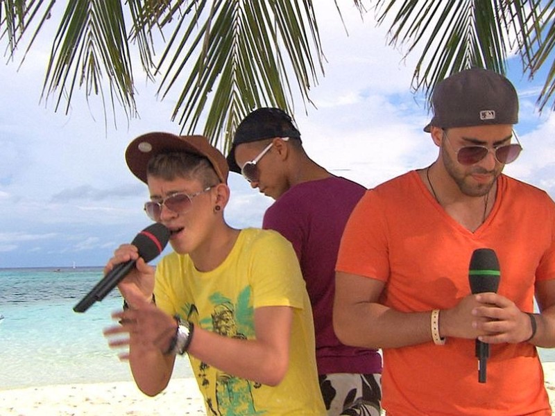 V.li.: Daniele Negroni, Jesse Ritch (von hinten) und Hamed Anousheh singen "Without you"