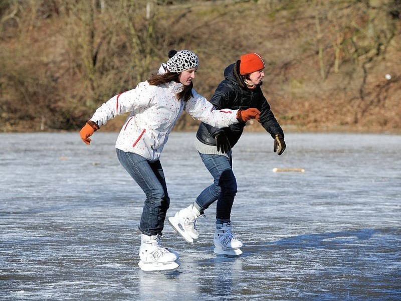 Eisige Temperaturen verwandeln den Bochumer Stadtpark am Montag, 06. Februar 2012, in eine Winterlandschaft. Bei strahlendem Sonnenschein besuchen Spaziergänger und Schlittschuhläufer, wie Hannah und Franca, den Park. Foto: Ingo Otto / WAZ FotoPool