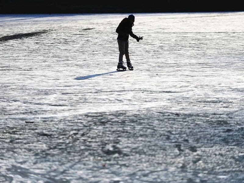 Eisige Temperaturen verwandeln den Bochumer Stadtpark am Montag, 06. Februar 2012, in eine Winterlandschaft. Bei strahlendem Sonnenschein besuchen Spaziergänger und Schlittschuhläufer den Park. Foto: Ingo Otto / WAZ FotoPool