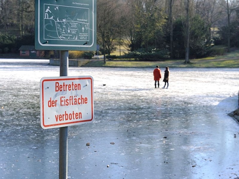 Eisige Temperaturen verwandeln den Bochumer Stadtpark am Montag, 06. Februar 2012, in eine Winterlandschaft. Bei strahlendem Sonnenschein besuchen Spaziergänger und Schlittschuhläufer den Park. Foto: Ingo Otto / WAZ FotoPool