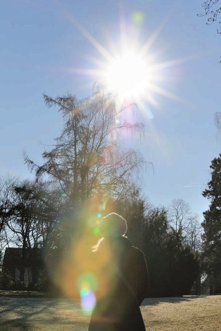 Eisige Temperaturen verwandeln den Bochumer Stadtpark am Montag, 06. Februar 2012, in eine Winterlandschaft. Bei strahlendem Sonnenschein besuchen Spaziergänger und Schlittschuhläufer den Park. Foto: Ingo Otto / WAZ FotoPool