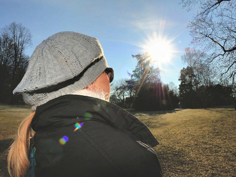 Eisige Temperaturen verwandeln den Bochumer Stadtpark am Montag, 06. Februar 2012, in eine Winterlandschaft. Bei strahlendem Sonnenschein besuchen Spaziergänger und Schlittschuhläufer den Park. Foto: Ingo Otto / WAZ FotoPool