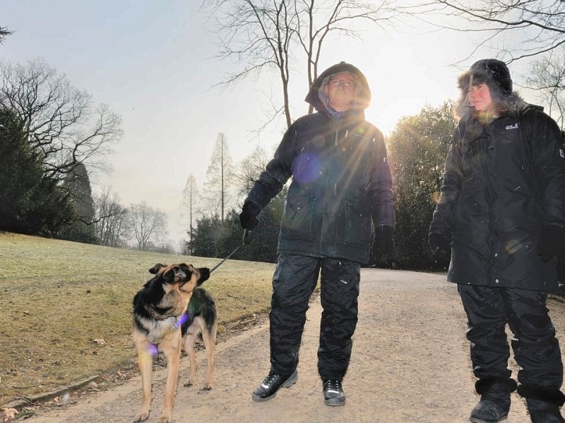 Eisige Temperaturen verwandeln den Bochumer Stadtpark am Dienstag, 07. Februar 2012, in eine Winterlandschaft.  Spaziergänger, wie Udo und Vera Hoppe und Jogger besuchen den Park. Jugendliche schlittern auf dem zugefrorenen See umher.  Foto: Ingo Otto / WAZ FotoPool