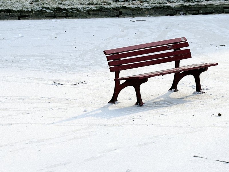 Eisige Temperaturen verwandeln den Bochumer Stadtpark am Dienstag, 07. Februar 2012, in eine Winterlandschaft.  Spaziergänger und Jogger besuchen den Park. Jugendliche schlittern auf dem zugefrorenen See umher. Eine Parkbank steht auf der Eisfläche des kleinen Teiches. Foto: Ingo Otto / WAZ FotoPool