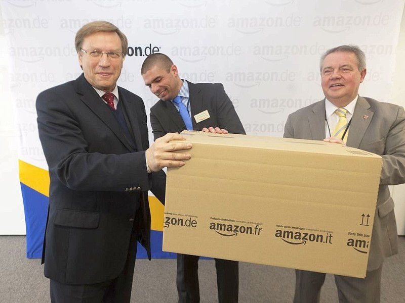 NRW - Wirtschaftsminister Harry Voigtsberger, Armin Cossmann, Leiter der deutschen Logistikzentren und Rheinbergs Buergermeister Hans-Theo Mennicken (l-r) bei der offiziellen Einweihung des Amazon - Logistikzentrums in Rheinberg am Freitag, 17.02.2012.Foto: Bernd Lauter/WAZ FotoPool