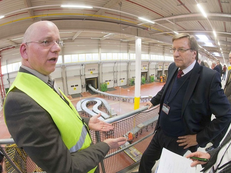 Dietmar Brede (Amazon) und NRW - Wirtschaftsminister Harry Voigtsberger (l-) bei der offiziellen Einweihung des Amazon - Logistikzentrums in Rheinberg am Freitag, 17.02.2012.Foto: Bernd Lauter/WAZ FotoPool