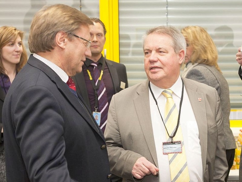 NRW - Wirtschaftsminister Harry Voigtsberger und Rheinbergs Buergermeister Hans-Theo Mennicken bei der offiziellen Einweihung des Amazon - Logistikzentrums in Rheinberg am Freitag, 17.02.2012.Foto: Bernd Lauter/WAZ FotoPool