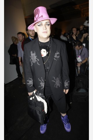 ...lieben die Mode. Der britische Musiker Boy George ist ein Fan...